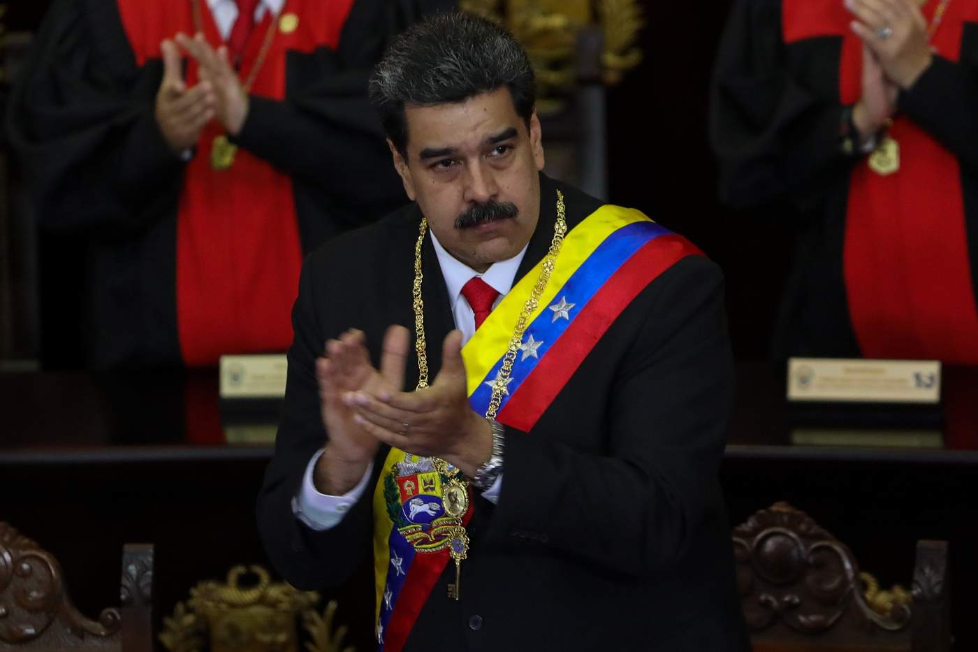 Maduro, en el poder desde 2013, respondió así a la propuesta lanzada ayer por México y Uruguay, que en un comunicado conjunto urgieron a los venezolanos 'a encontrar una solución pacífica y democrática frente al complejo panorama' que enfrenta el país. (EFE)