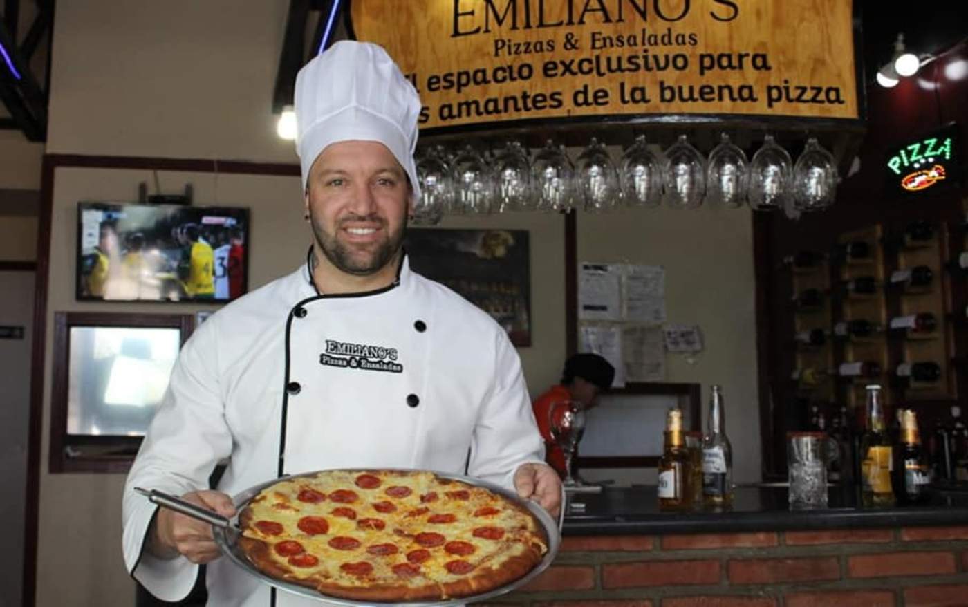 Matías Vuoso es nombrado el empleado del mes en pizzeria