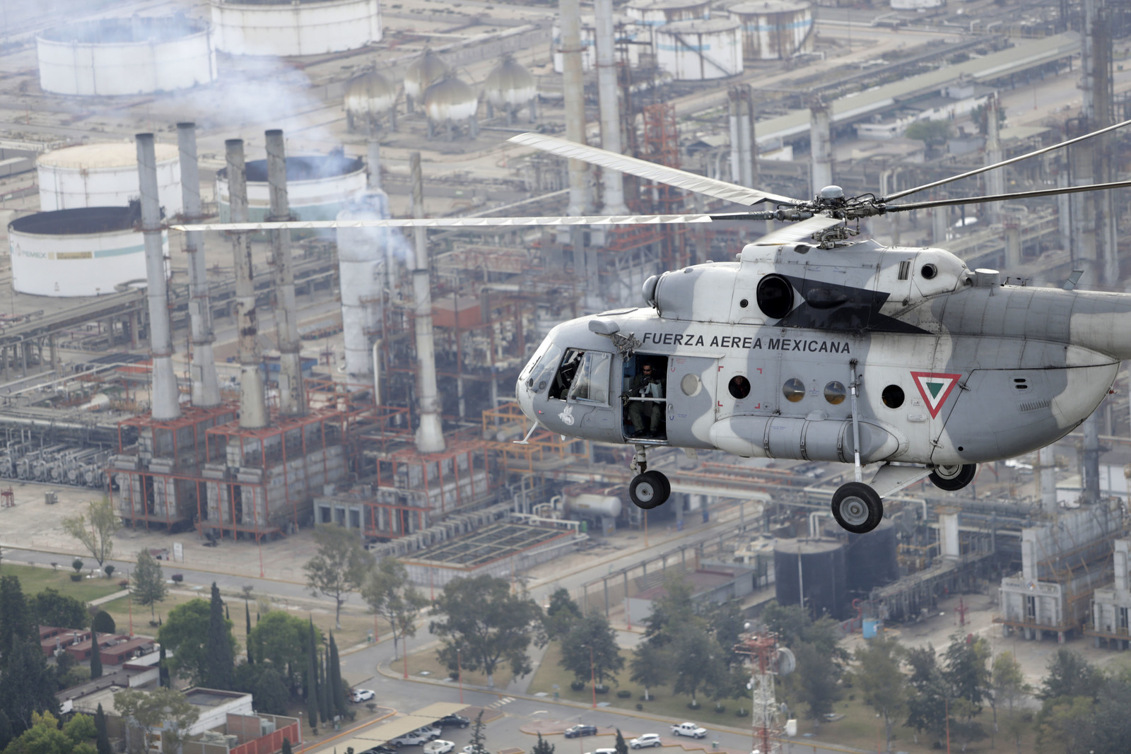 En alerta. Helicópteros y aviones de la Secretaría de la Defensa sobrevuelan los ductos e instalaciones de Pemex. (EL UNIVERSAL)