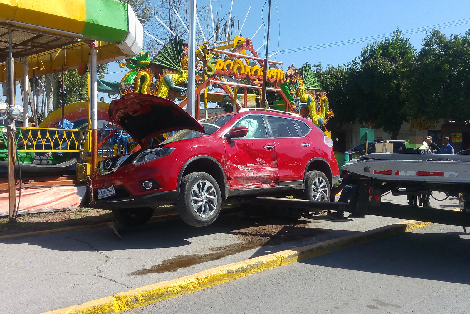 Chocan auto y camioneta en Gómez Palacio, del accidente no se reportaron lesionados. (EL SIGLO DE TORREÓN)