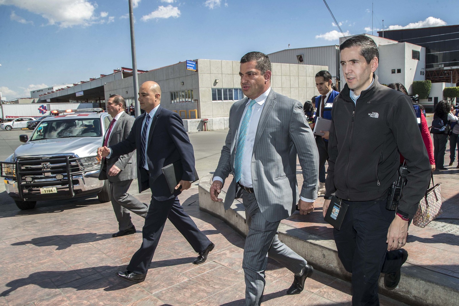 Limpia. El administrador general de Aduanas (AGA), Ricardo Peralta Saucedo, durante su recorrido por la aduana