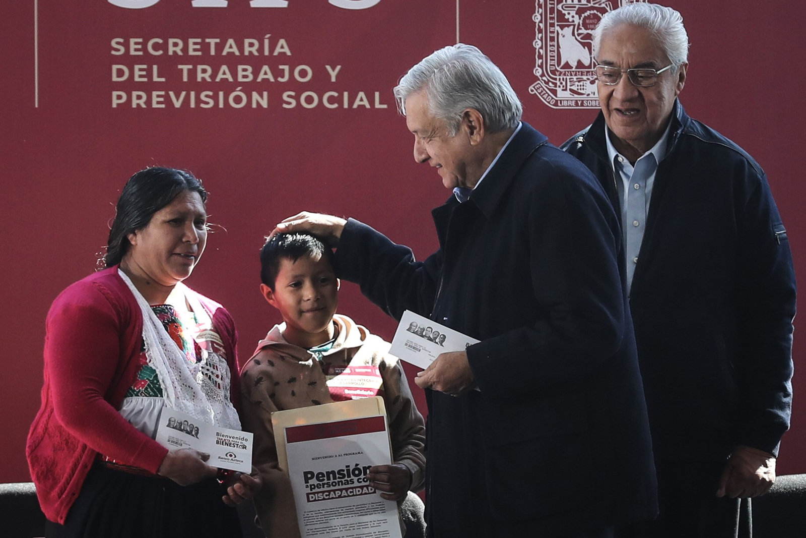 Visita. En su primera gira de trabajo por Puebla, AMLO entregó apoyos de los Programas Integrales para el Desarrollo. (EL UNIVERSAL)