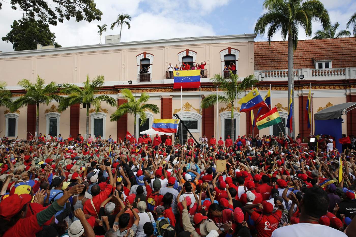 Nicolás Maduro pidió ayer a sus ministros del área económica “apretar la mano” para lograr “bajar los precios”. (AP)