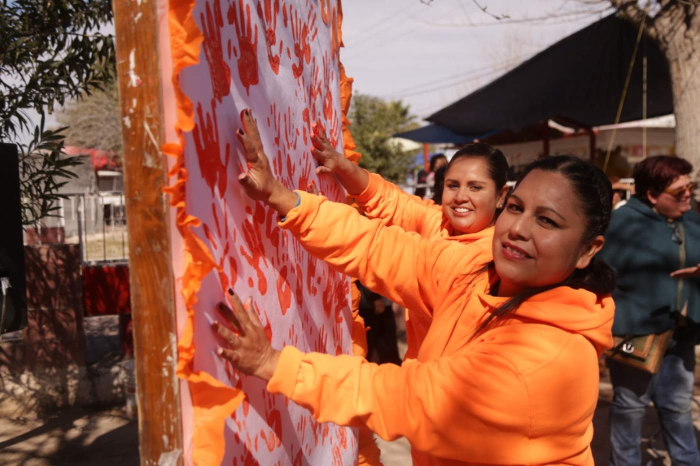 Las acciones se llevaron a cabo esta mañana y consistieron en la colocación de listones naranjas y reparto de folletos a toda persona que se encontraban, así como pinta de manos en un mural. (EL SIGLO DE TORREÓN)