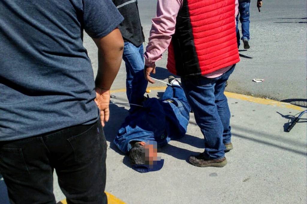 Detenido. El asaltante fue detenido por vendedores ambulantes y vecinos quienes lo ataron de pies y manos con cinchos.