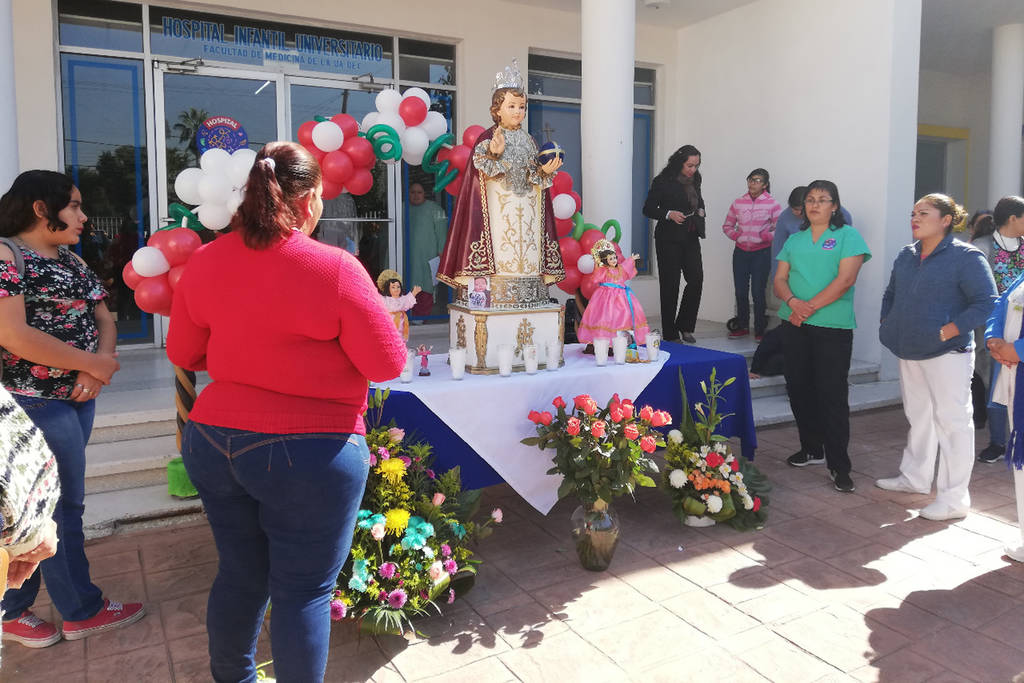 Fe. Ayer se ofreció una reliquia en el Hospital Infantil en donde se entregaron bolos y pastel a los presentes. (GUADALUPE MIRANDA)