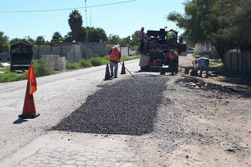 Obras. Realizan bacheo en las calles más afectadas por las lluvias del 2018 en Tlahualilo. (EL SIGLO DE TORREÓN)