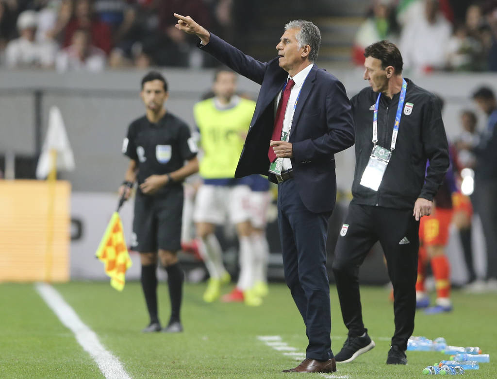 El técnico de Irán Carlos Queiroz da instrucciones durante el partido contra China en la Copa Asia en Abu Dabi, Emiratos Árabes Unidos. (AP)   