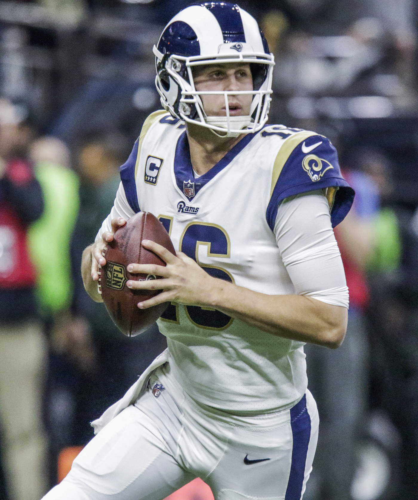 El mariscal de campo de los Rams, Jared Goff, es 17 años menor que Tom Brady, quarterback delos ‘Pats’. (AP)