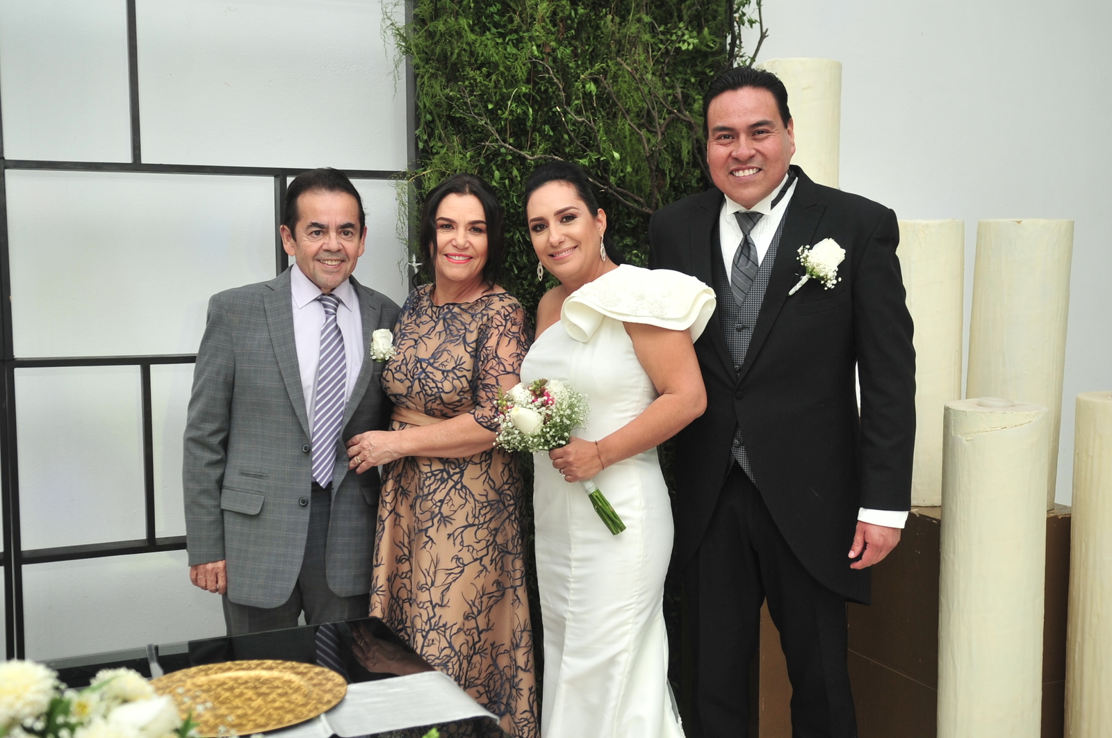 Padres de la novia, Juan Ceballos y Martha Amaya, y los novios, Erika y Julio César.