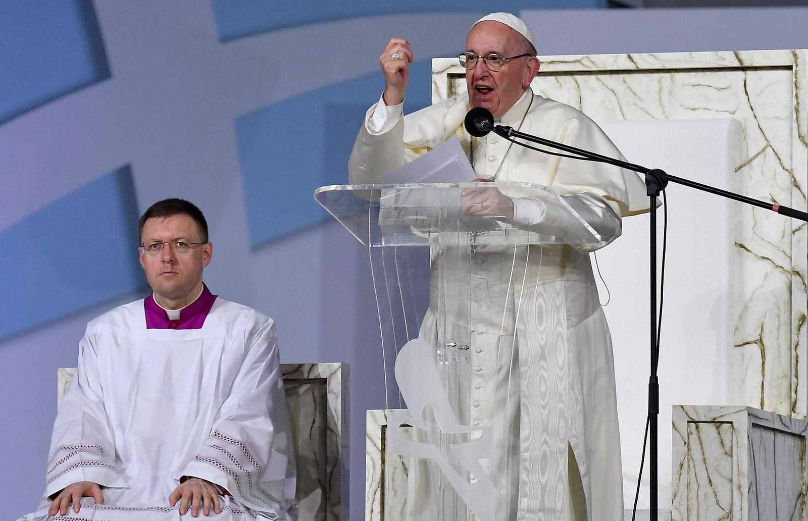 Encuentro. El Vaticano dijo que casi 600 mil personas asistieron a la vigilia del papa Francisco de ayer.