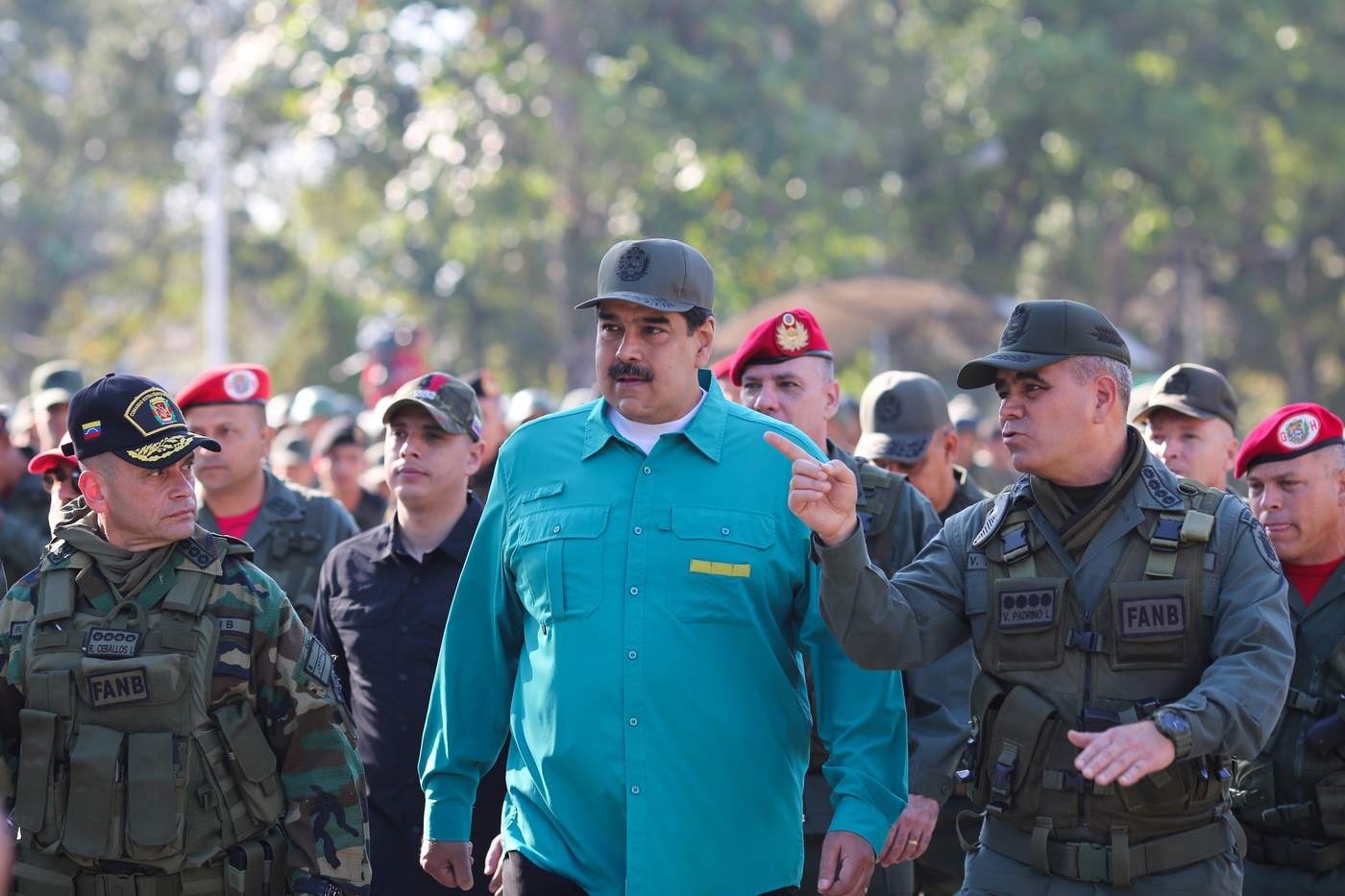 Maduro, encabezó este domingo unas maniobras militares con las que mostró su confianza en los soldados, mientras que la oposición recorre los cuarteles para entregarle a los uniformados del país el texto de una ley con la que buscan que desconozcan al mandatario. (EFE) 