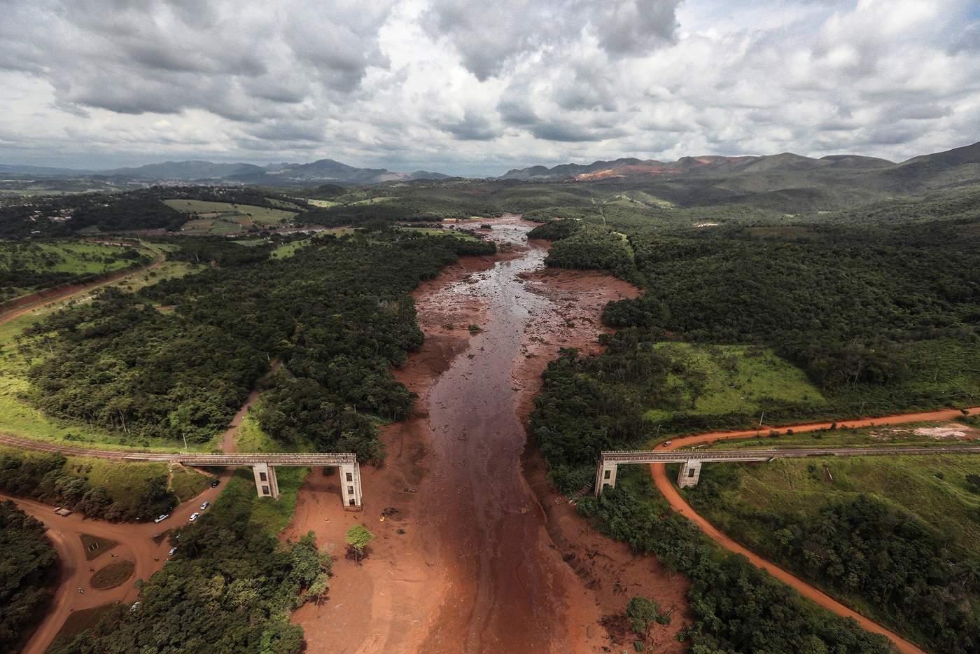 Suman 58 muertos por ruptura de presa en Brasil