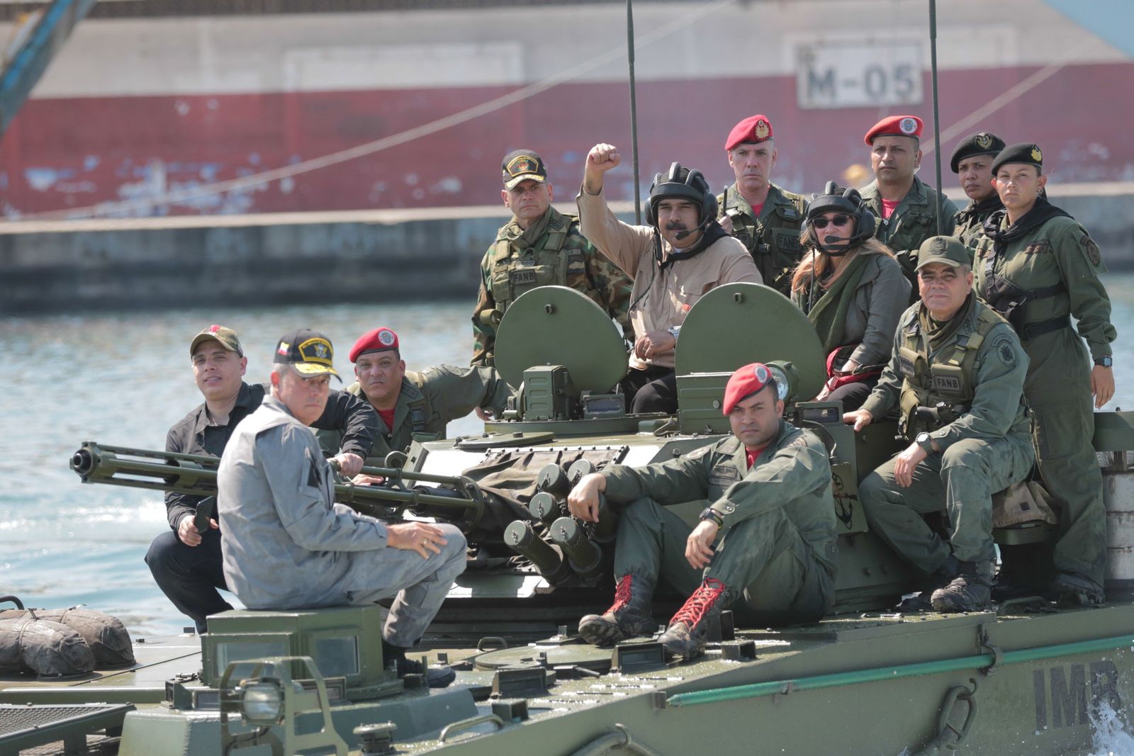 Apoyo. Maduro encabezó las maniobras militares con las que mostró su confianza en los soldados, mientras que la oposición recorre los cuarteles para entregarle a los uniformados del país el texto de una ley con la que buscan que desconozcan al mandatario. (EFE)