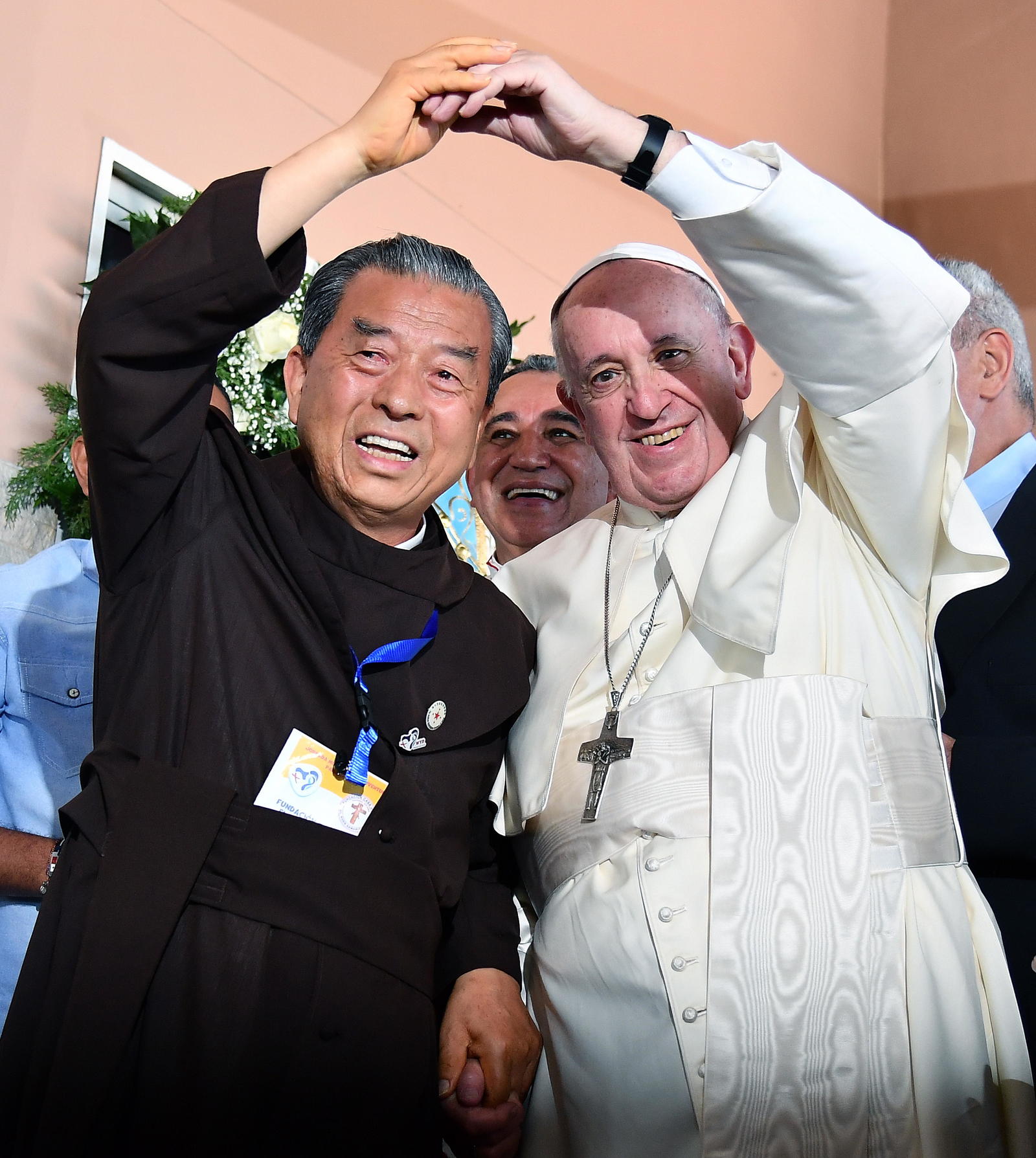 Felices. El Papa Francisco hace un gesto con John Oh Woong-Jin, fundador de la Congregación de Kkottongnae de Filipinas. (EFE)