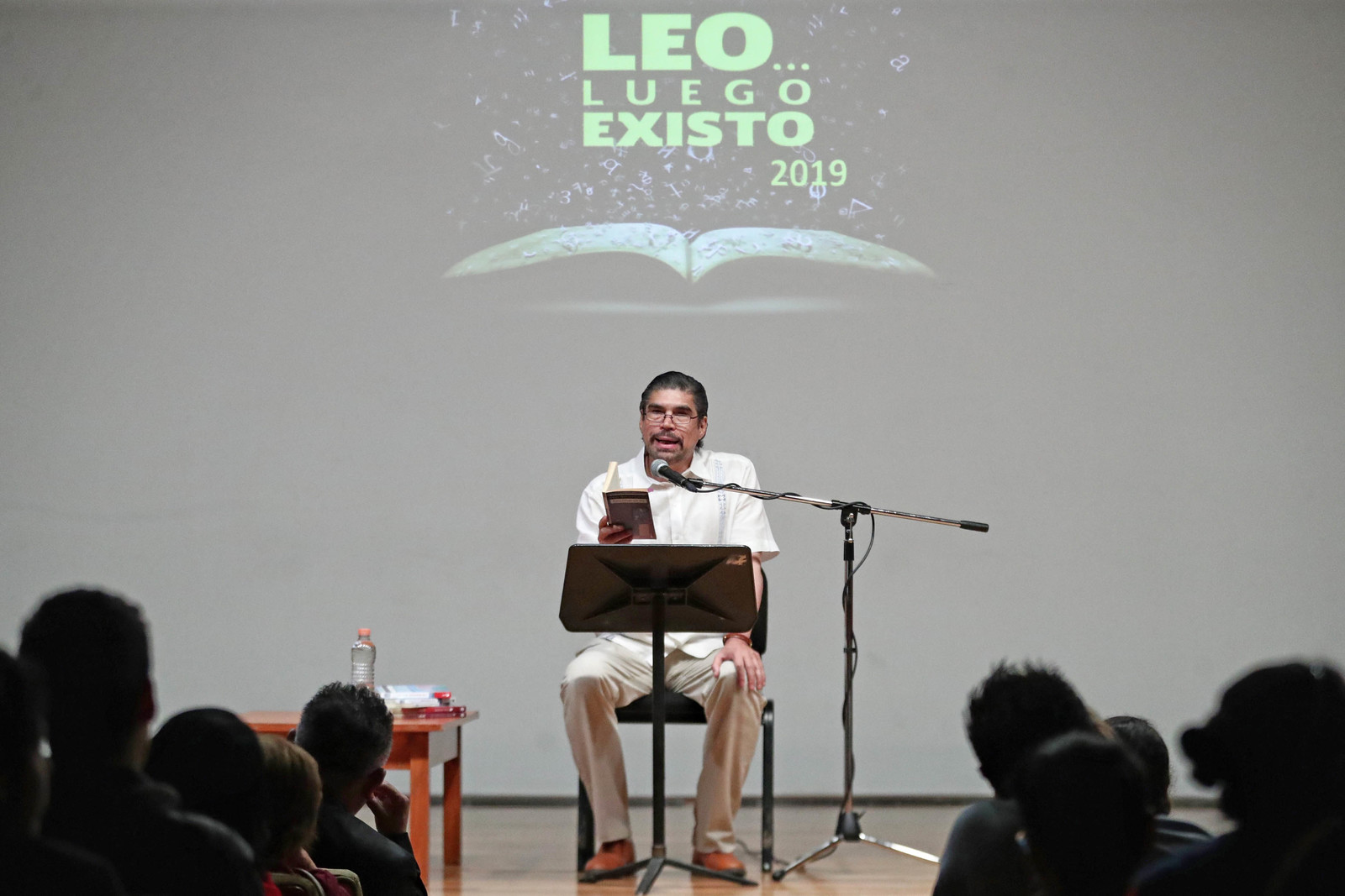 Apoya la lectura. Alberto Estrella participó ayer en el ciclo Leo luego existo en el Palacio de Bellas Artes. (ARCHIVO)