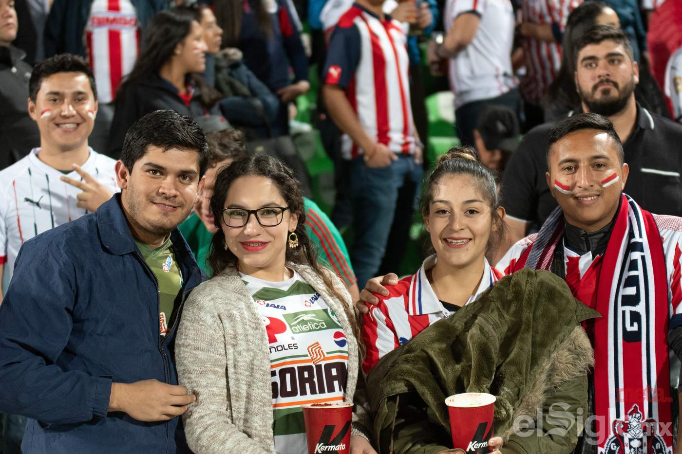 Conviven seguidores de Santos Laguna y Chivas en el TSM. (Jorge Martínez)