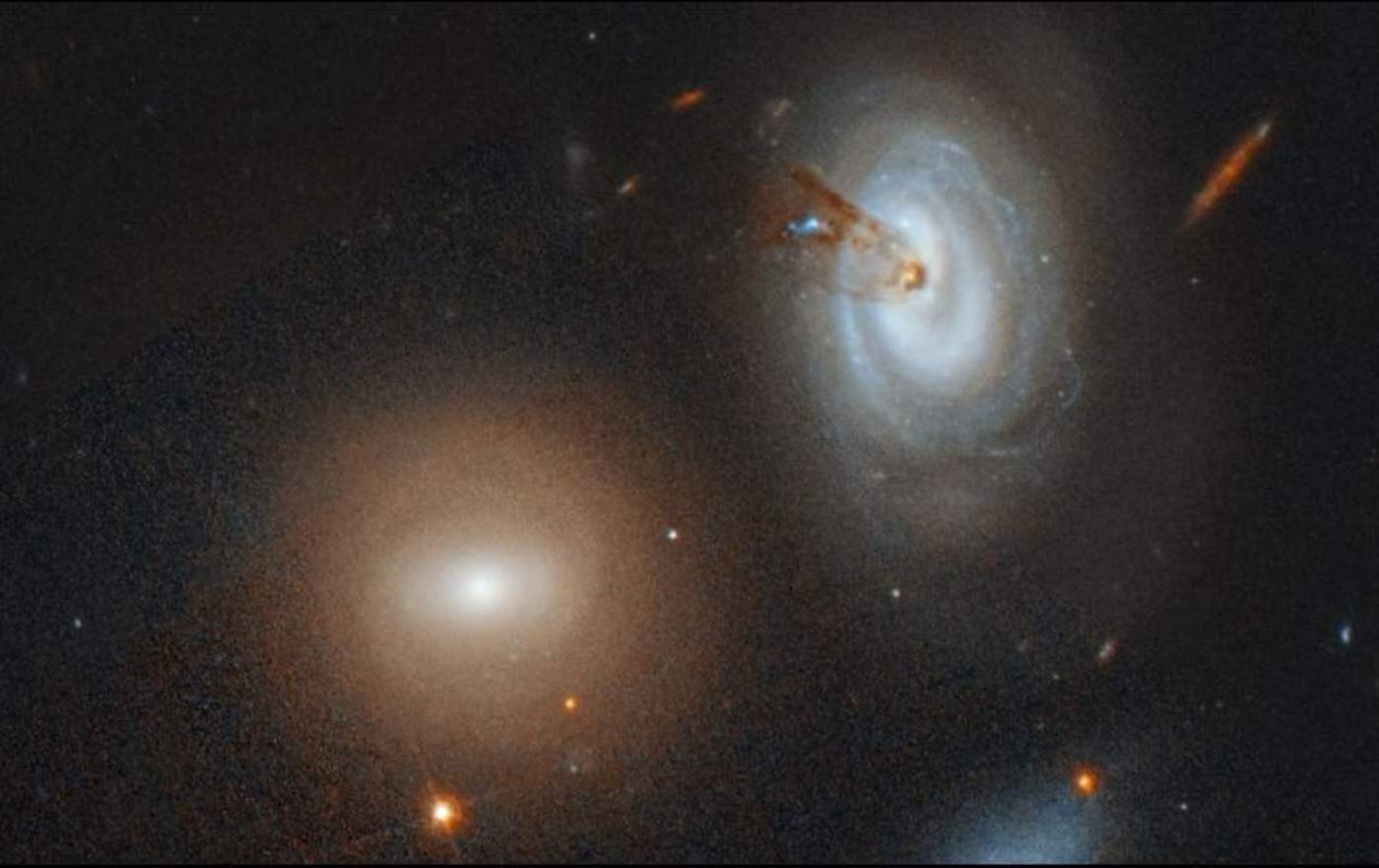 Muestran a una galaxia espiral perdiendo su gas conforme se precipita hacia el centro del cúmulo masivo. (NASA)