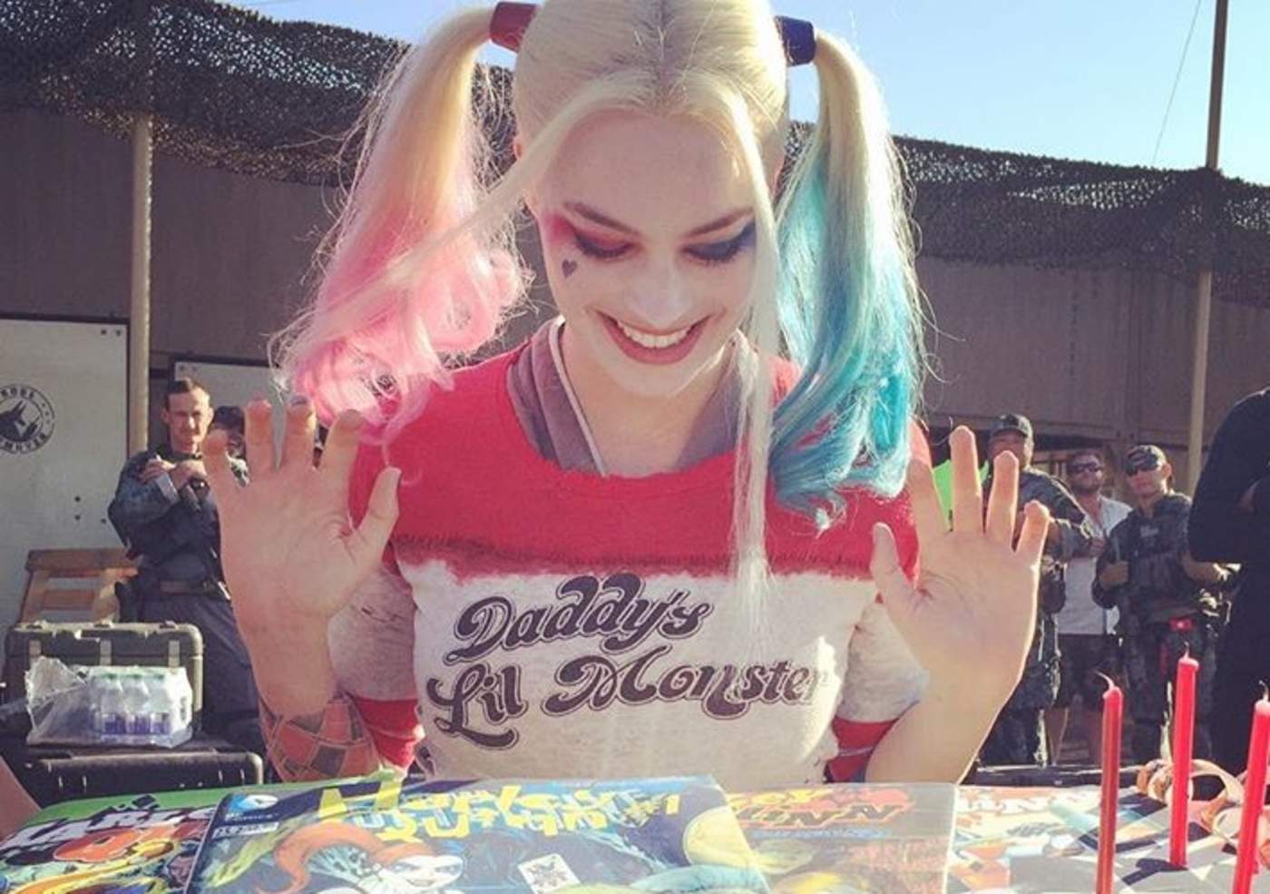 Margot Robbie publicó la primera fotografía que muestra a “Harley Quinn” con nueva imagen. (ESPECIAL)

