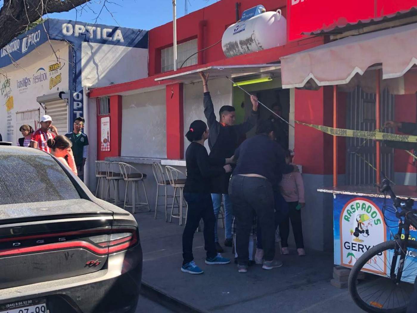 Un joven de 16 años de edad falleció luego de auto medicarse cuando se encontraba laborando en un negocios de comida rápida en una colonia de Saltillo.