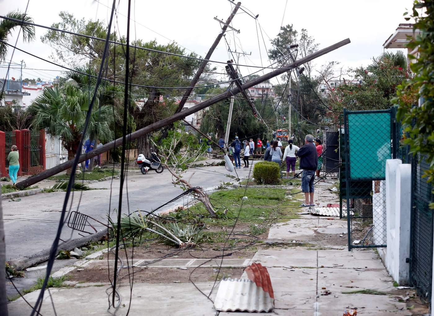 Díaz-Canel también visitó el municipio de Guanabacoa, golpeado por el tornado, que habría sido parte de la línea de tormentas locales severas formadas delante del frente frío que cruzó por las provincias de Pinar del Río, Mayabeque y La Habana. (EFE)