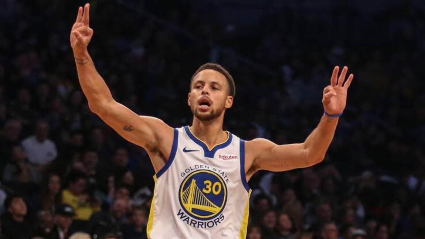 Curry metió 26 puntos, ganó seis rebotes y dio tres asistencias, y donde logró un récord histórico en la NBA fue en tiros de tres unidades, al meter seis de ocho intentos, cinco acertados en la primera mitad. (ARCHIVO)