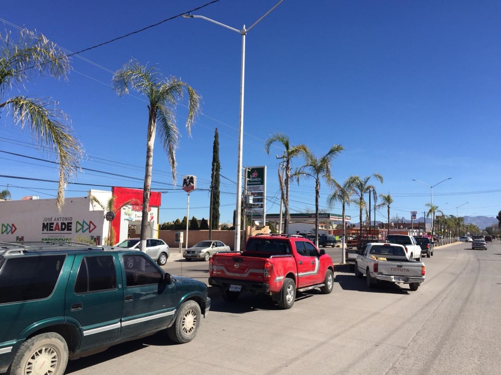 Situación. Largas filas de vehículos se formaron en una de las gasolineras de Canatlán. (EL SIGLO DE TORREÓN)