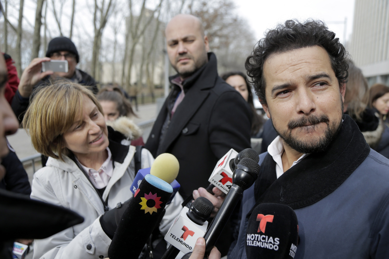 Actor de Narcos asiste a juicio del 'Chapo'
