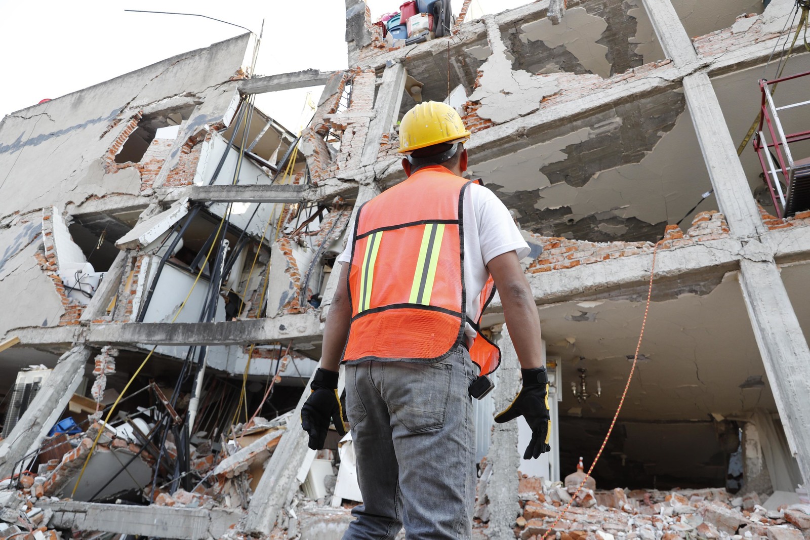 Daño. El sismo causó el colapso de alrededor de 100 edificios y dañó entre 10 mil y 20 mil viviendas. (ARCHIVO)