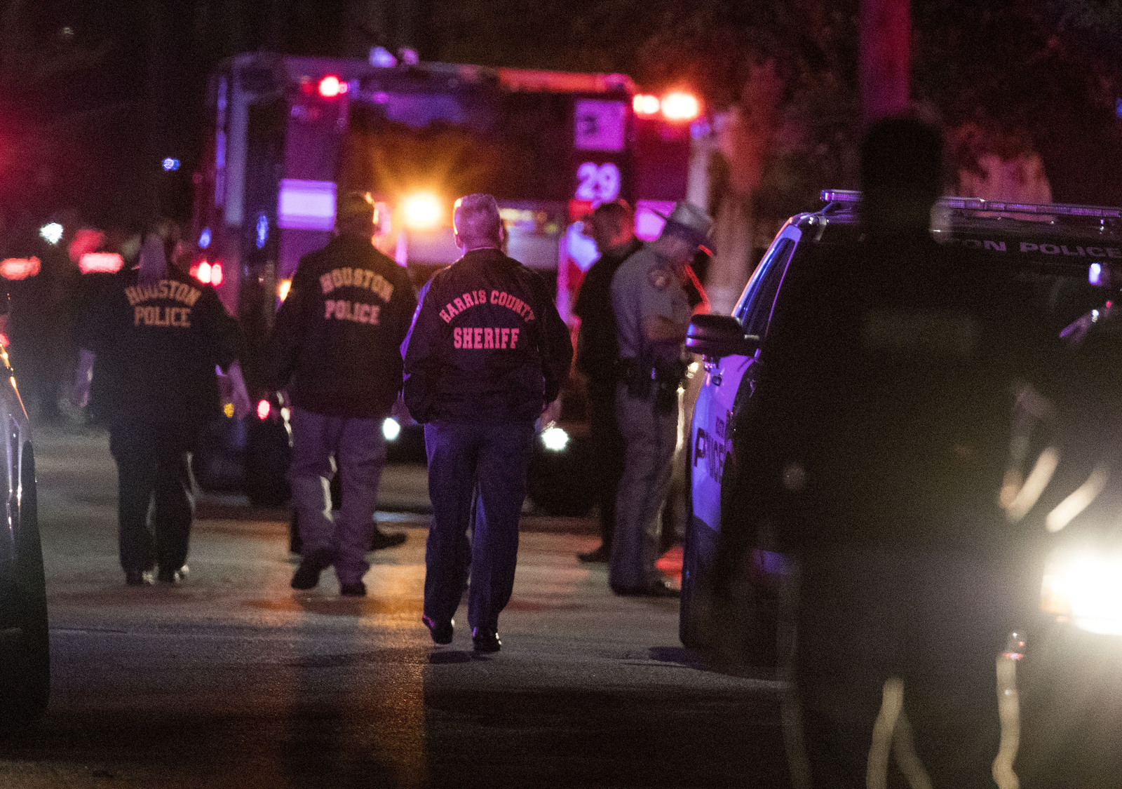 Ataque. Agentes investigan la escena en la que varios policías de Houston fueron baleados anoche en Houston. (AP)