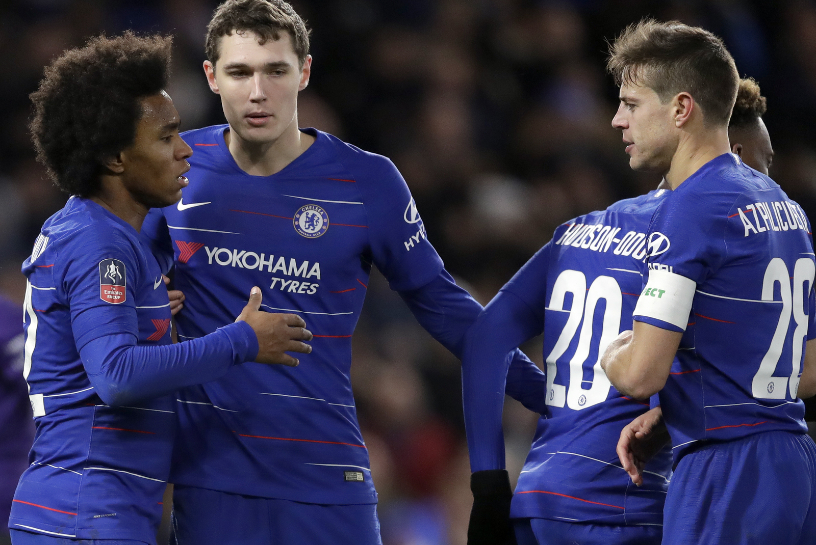 Willian (i), del Chelsea, celebra con sus compañeros tras anotar un gol durante el partido de la Copa FA inglesa contra Sheffield.
