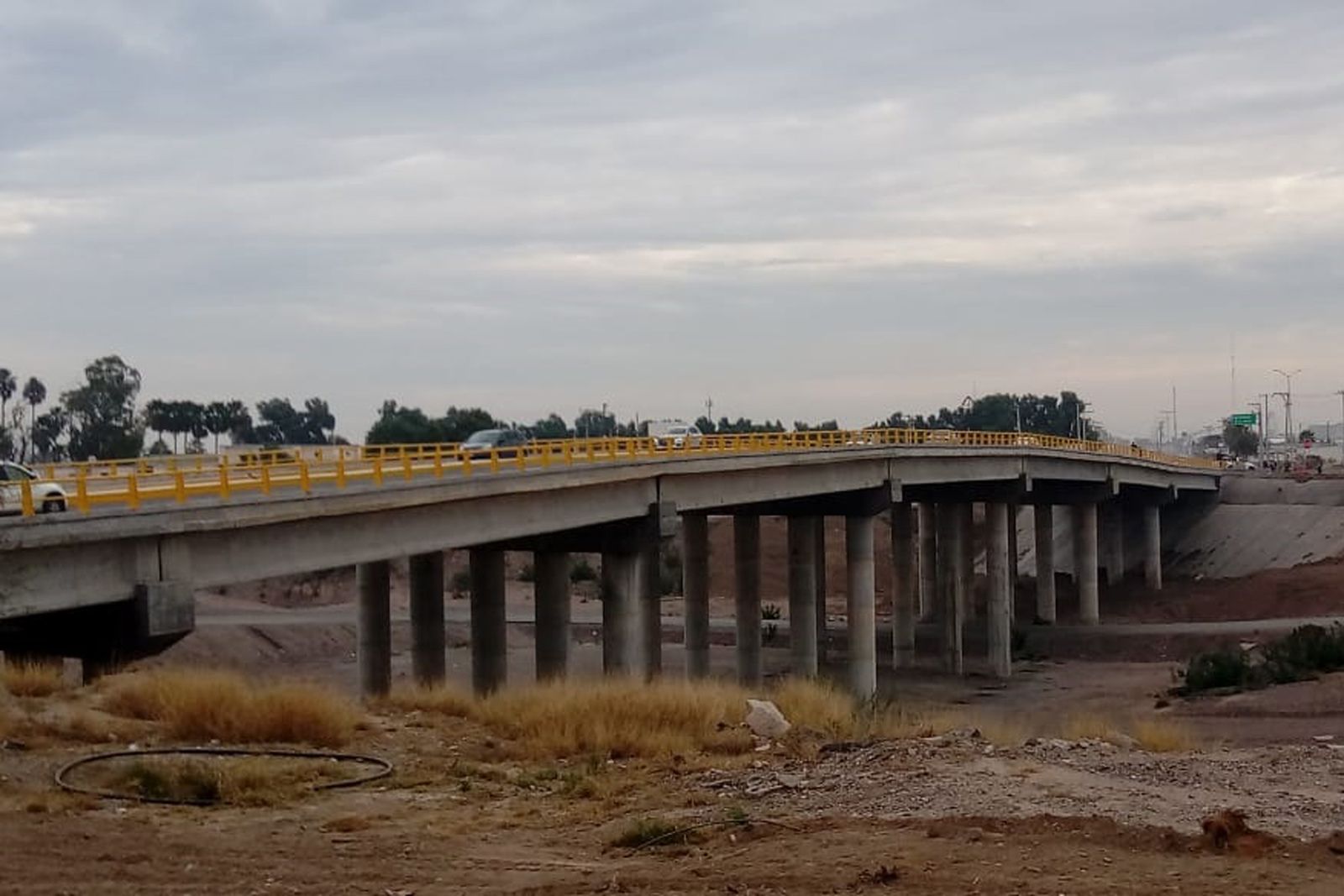 Usuarios del puente El Tajito demandan que se instale el alumbrado público y los señalamientos, detalles que aún faltan desde su apertura a l a circulación hace 10 días. (EL SIGLO DE TORREÓN)
