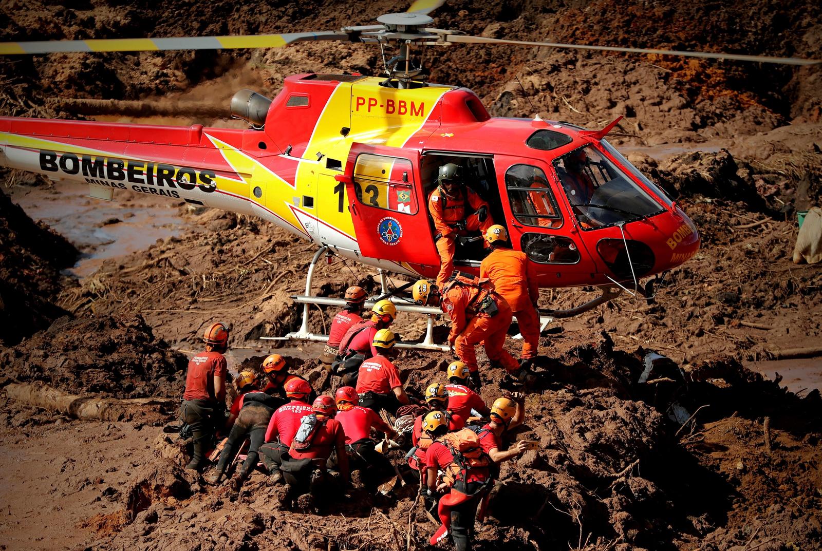 Operación. Bomberos rescataron a víctimas tras la ruptura el pasado viernes de una presa minera en Brumadinho. Según cifras oficiales, la tragedia ha causado 58 muertos. (EFE)