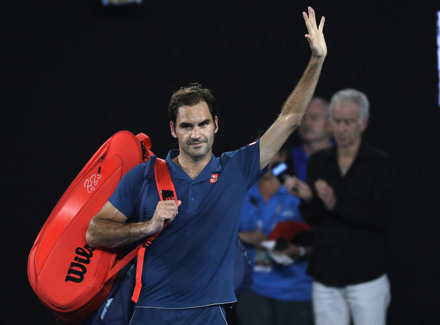 Tras caer en octavos de final, y no poder defender los puntos que ganó con su título en 2018, Roger Federer cayó hasta el sexto lugar. (AP)