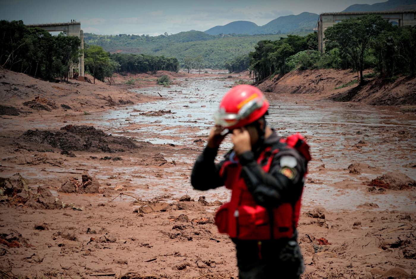 Detienen a cinco personas por ruptura de represa en Brasil