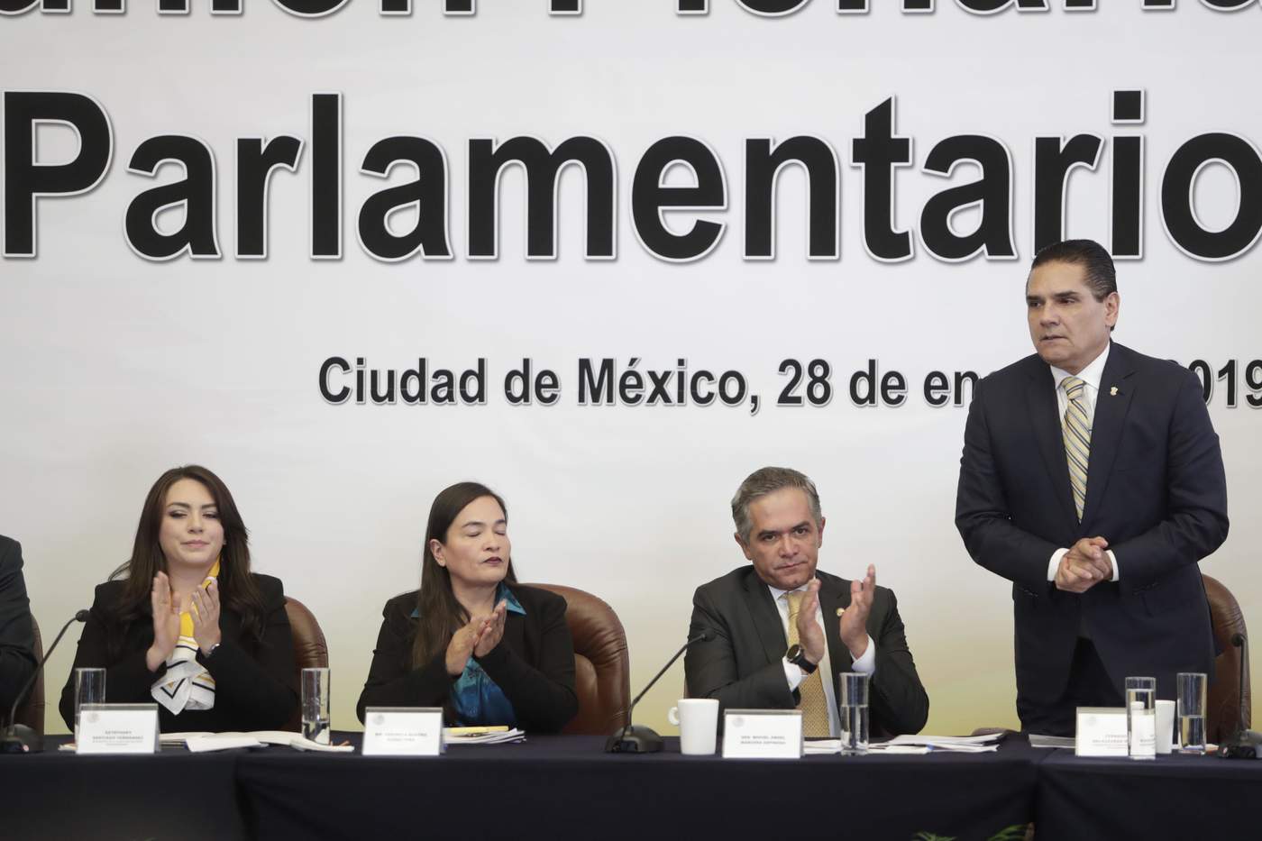 El senador Miguel Ángel Mancera y Silvano Aureoles, gobernador de Michoacán, durante la Reunión plenaria de los grupos parlamentarios del Partido de la Revolución Democrática (PRD). (EL UNIVERSAL)