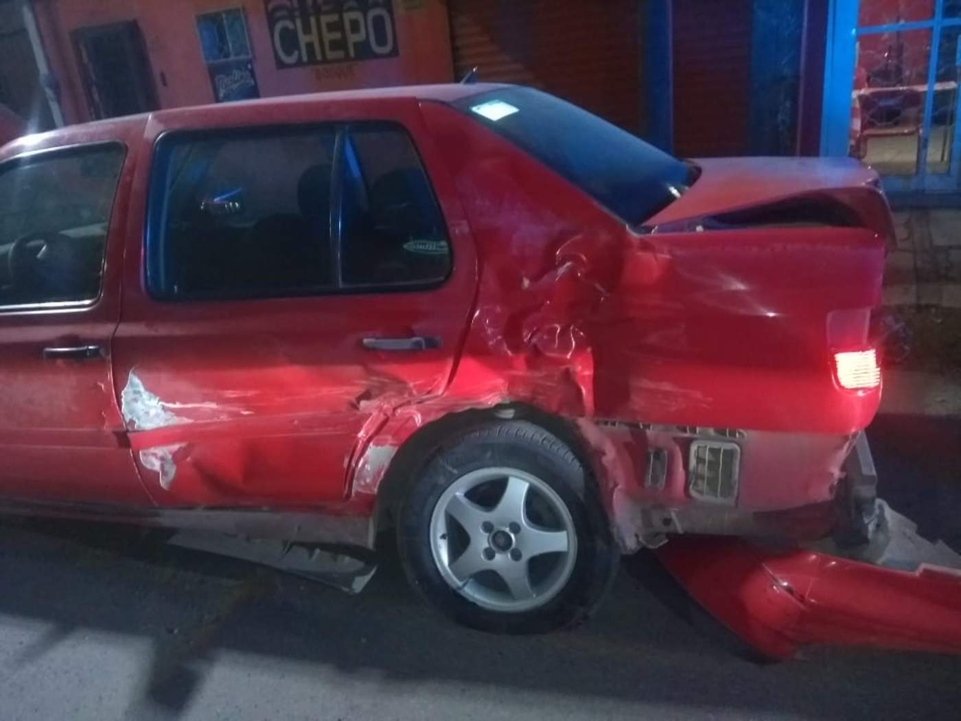 Presuntamente no respetó la luz roja en el semáforo y se impactó contra un automóvil Volkswagen Jetta modelo 1999 de color rojo, el cual circulaba por la calzada Cuauhtémoc. (EL SIGLO DE TORREÓN)