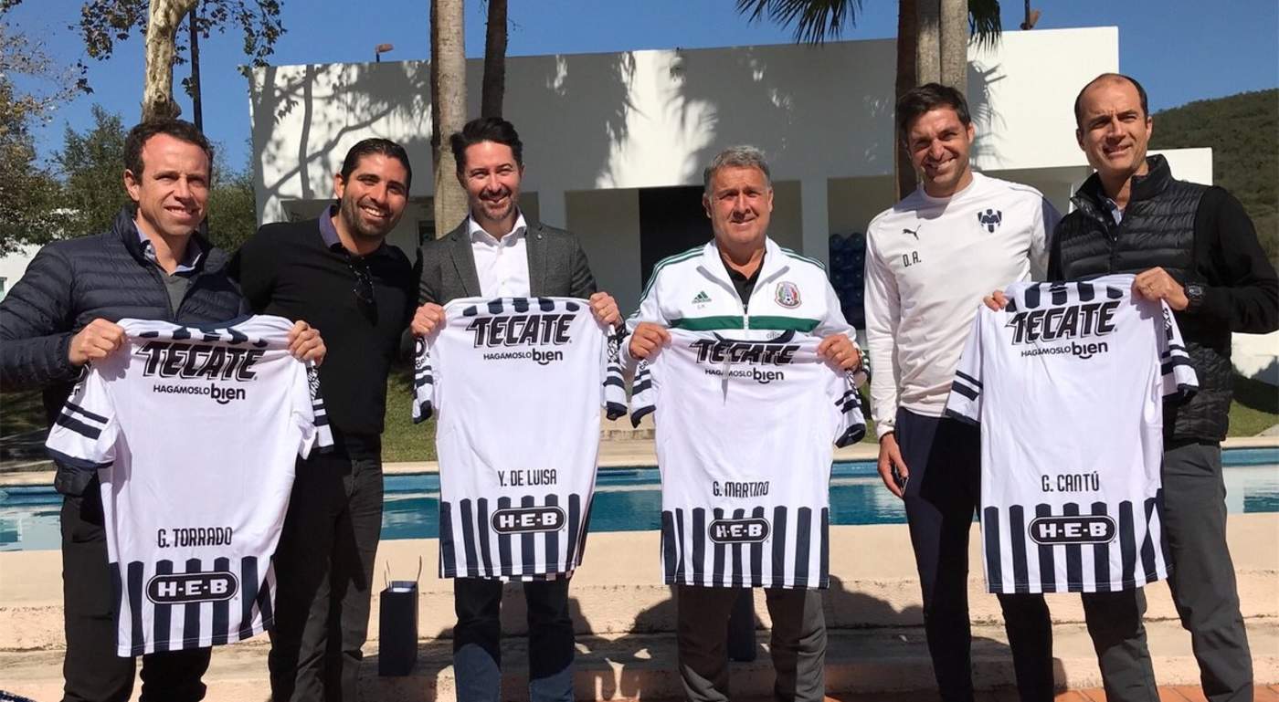 El timonel del “Tri” y la comitiva fueron recibidos por Carlos Vela, gerente deportivo del club regiomontano, y vieron la práctica bajo el mando del estratega uruguayo Diego Alonso. (Especial)