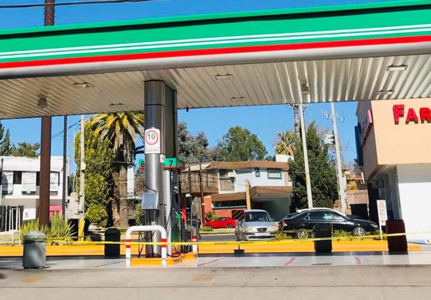 'En Durango si no se encuentra gasolina en una estación, se puede acudir a otra, cuando en otras ciudades hay una falta de combustible generalizada'. (EL SIGLO DE DURANGO)

