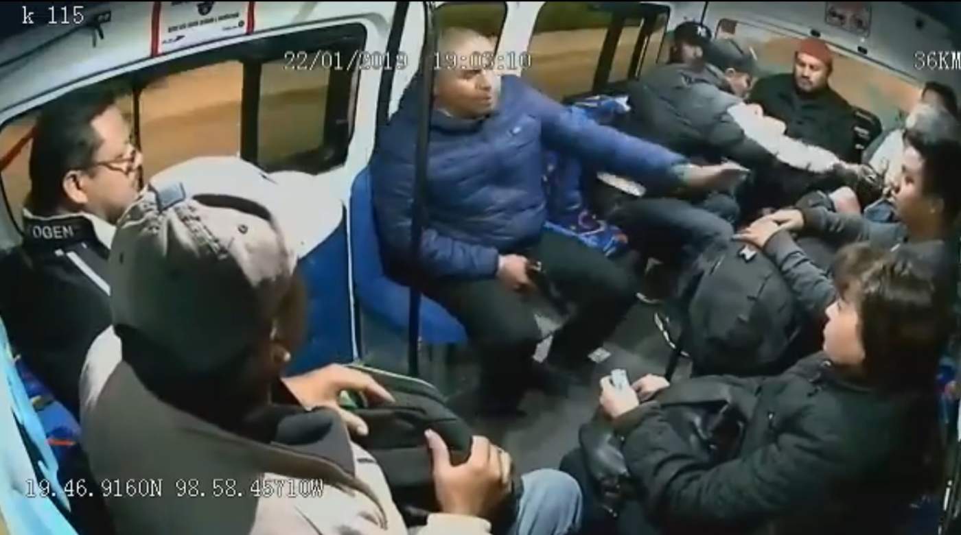 En el video se aprecia a los responsables pedir a los usuarios del transporte público que les entreguen sus pertenencias (INTERNET) 