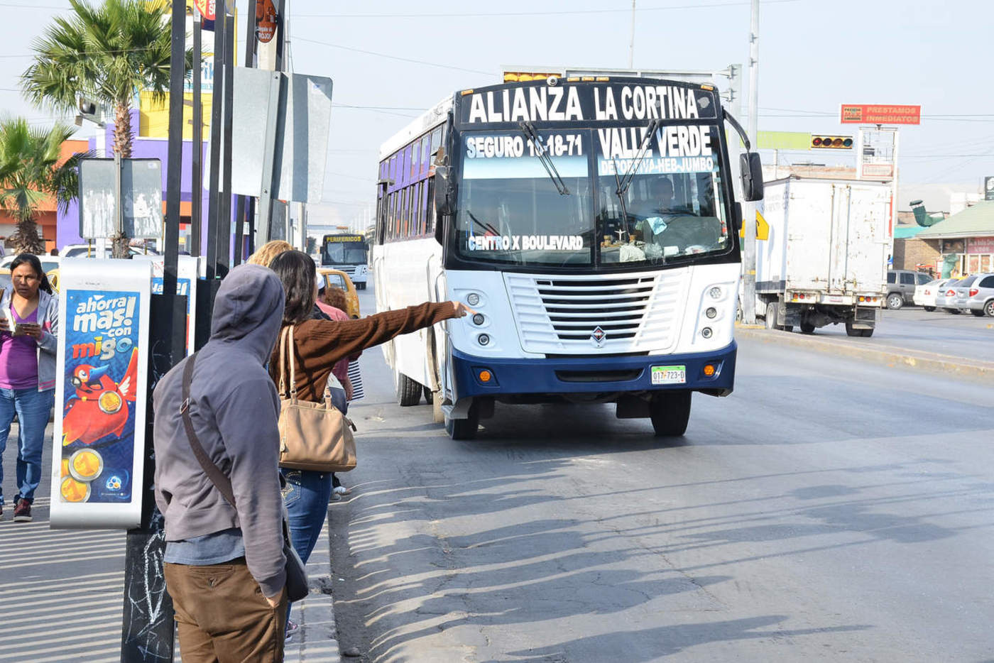 Asimismo se exhortó al Ayuntamiento de Torreón para que en caso de que se apruebe algún aumento en el transporte público, queden intactas las tarifas preferenciales que hasta ahora han tenido los estudiantes, las personas adultas mayores y con discapacidad. (ARCHIVO)
