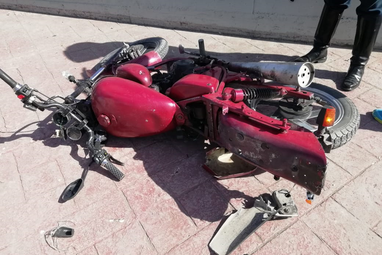 Destrozada. El motociclista circulaba a bordo de una motocicleta Dinamo de color rojo. (EL SIGLO DE TORREÓN) 