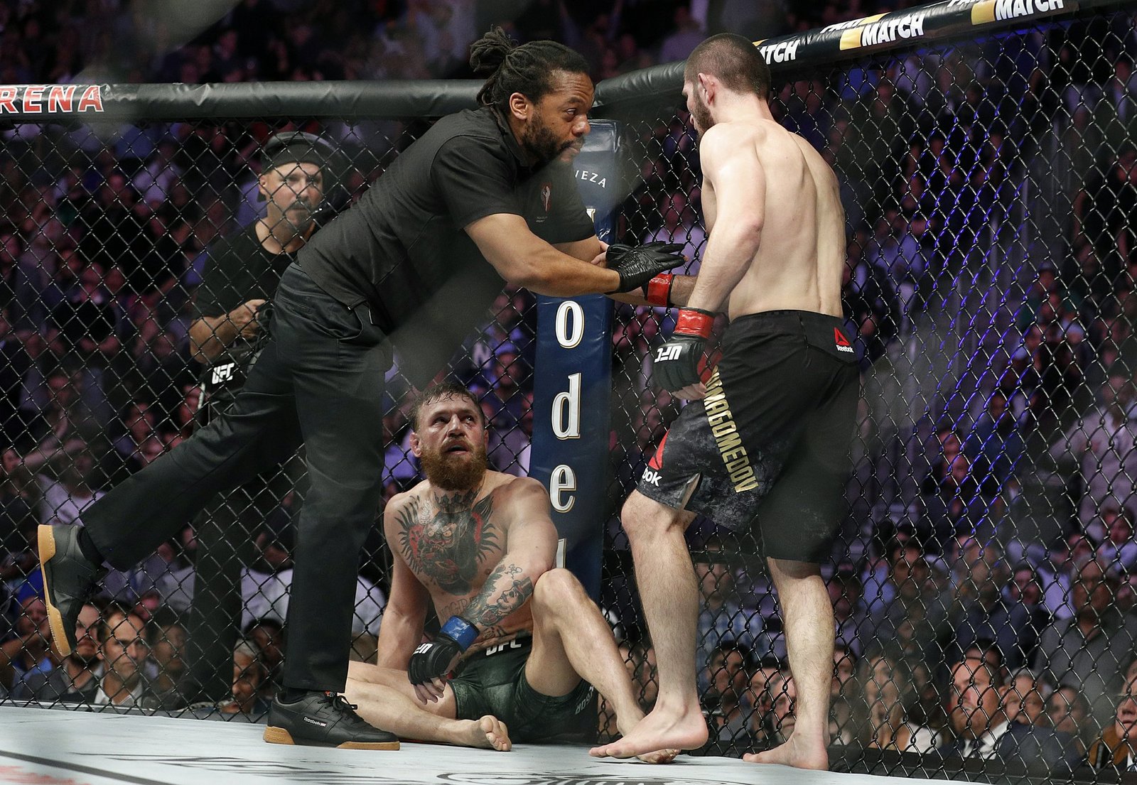 Khalil Nurmagomedov (d) derrotó fácilmente a Connor McGregor en el UFC 229, y tras la pelea quiso golpear a un miembro del equipo del irlandés.