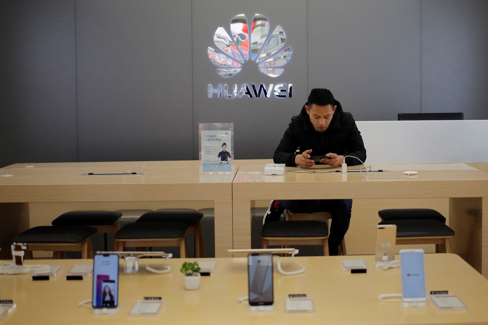 Reacción. Huawei Technologies se dijo decepcionada de los cargos penales anunciados por el Departamento de Justicia de EUA. (EFE)