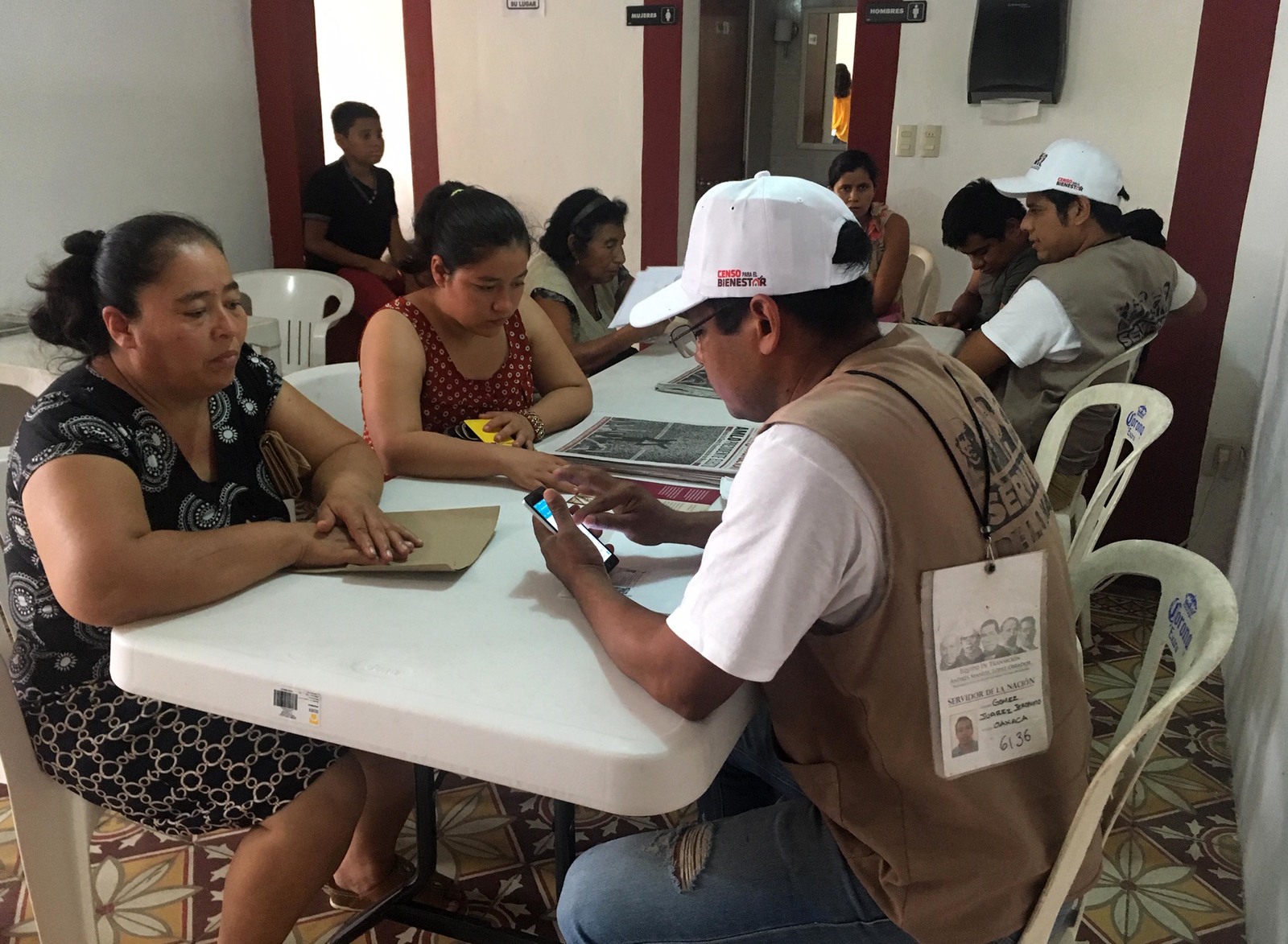 Datos. Adultos mayores y madres solteras son quienes más acuden a la delegación de Programas Integrales de Desarrollo del Gobierno de México, en este municipio de Oaxaca. (EL UNIVERASAL)