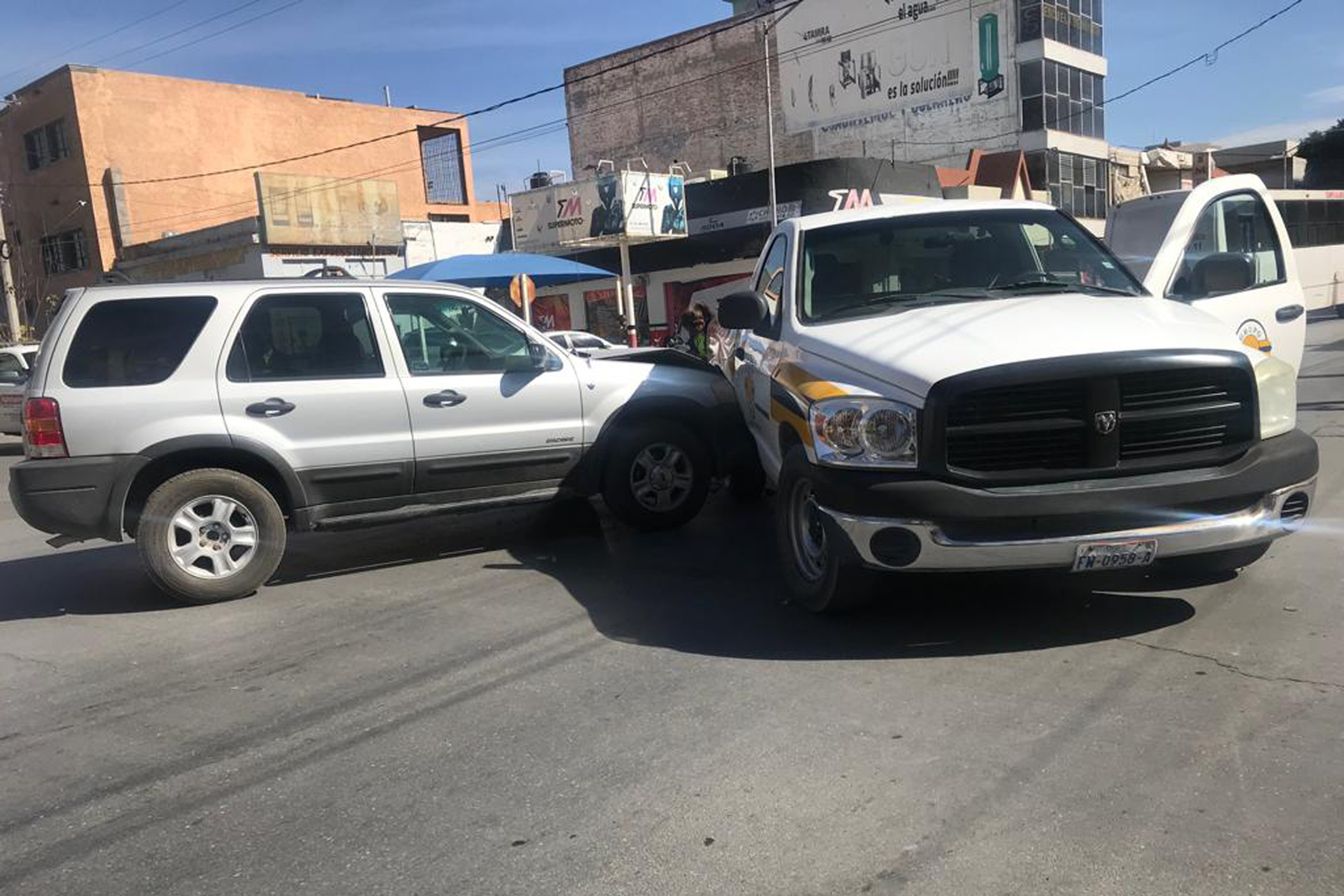 Accidente. El conductor de una camioneta Ford Escape, no respetó la luz roja en el semáforo y provocó un accidente. (EL SIGLO DE TORREÓN) 