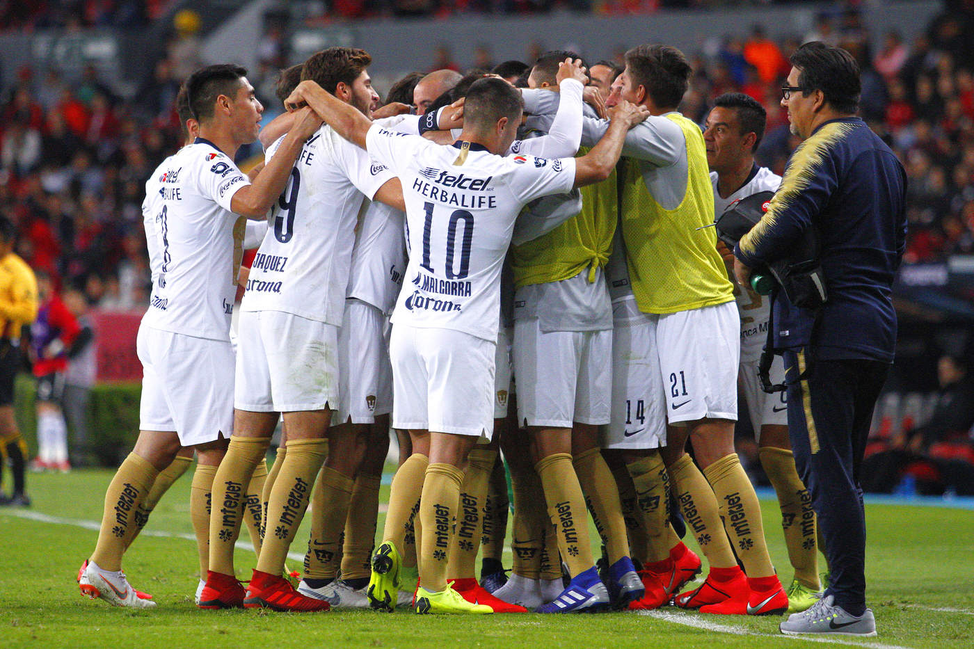 Los jugadores de Pumas festejan el gol de la victoria ante Atlas. (Jam Media)