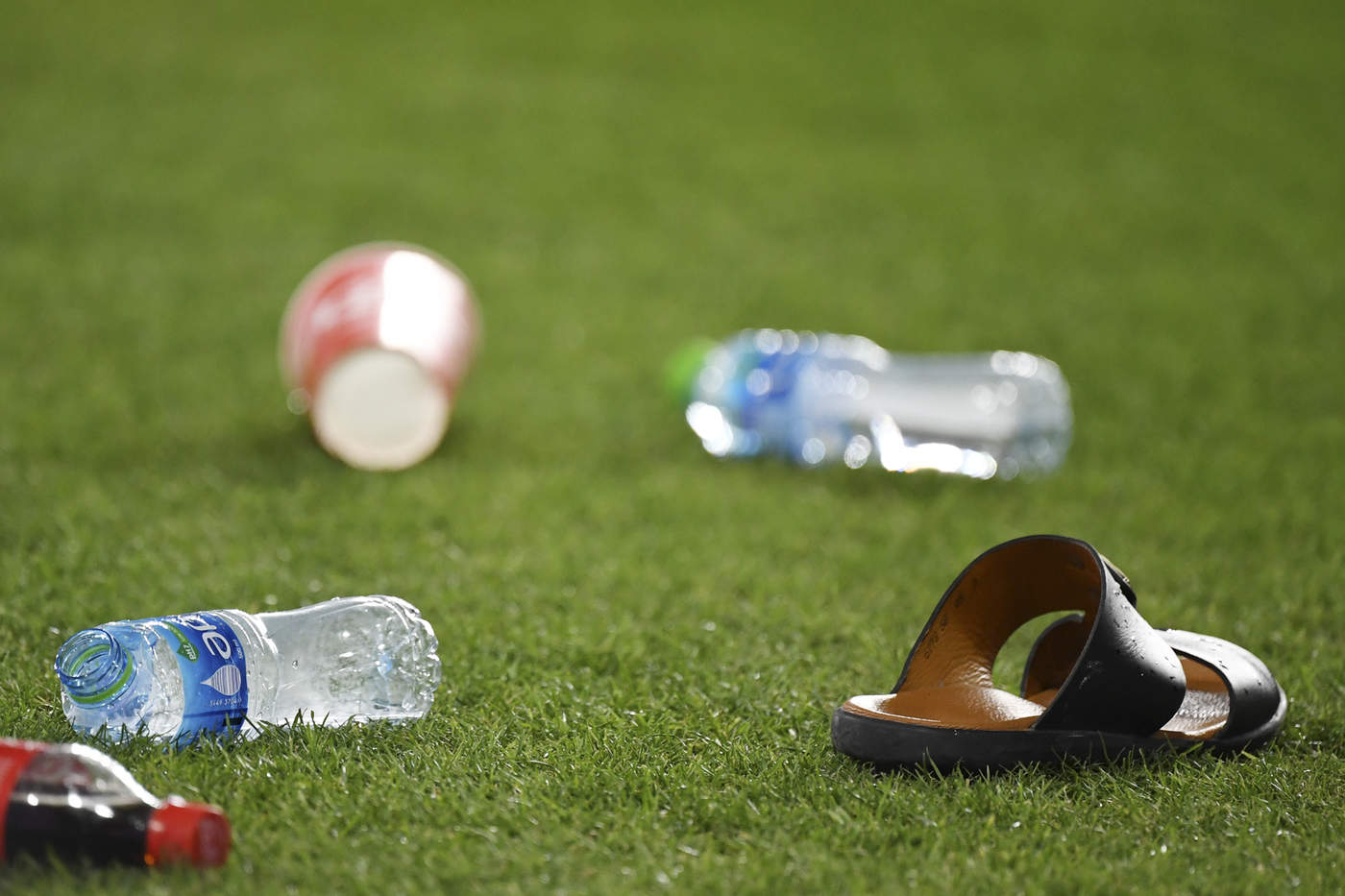 Un zapato y botellas fueron arrojadas por hinchas de los Emiratos Árabes Unidos durante el partido contra Qatar en las semifinales de la Copa Asia.