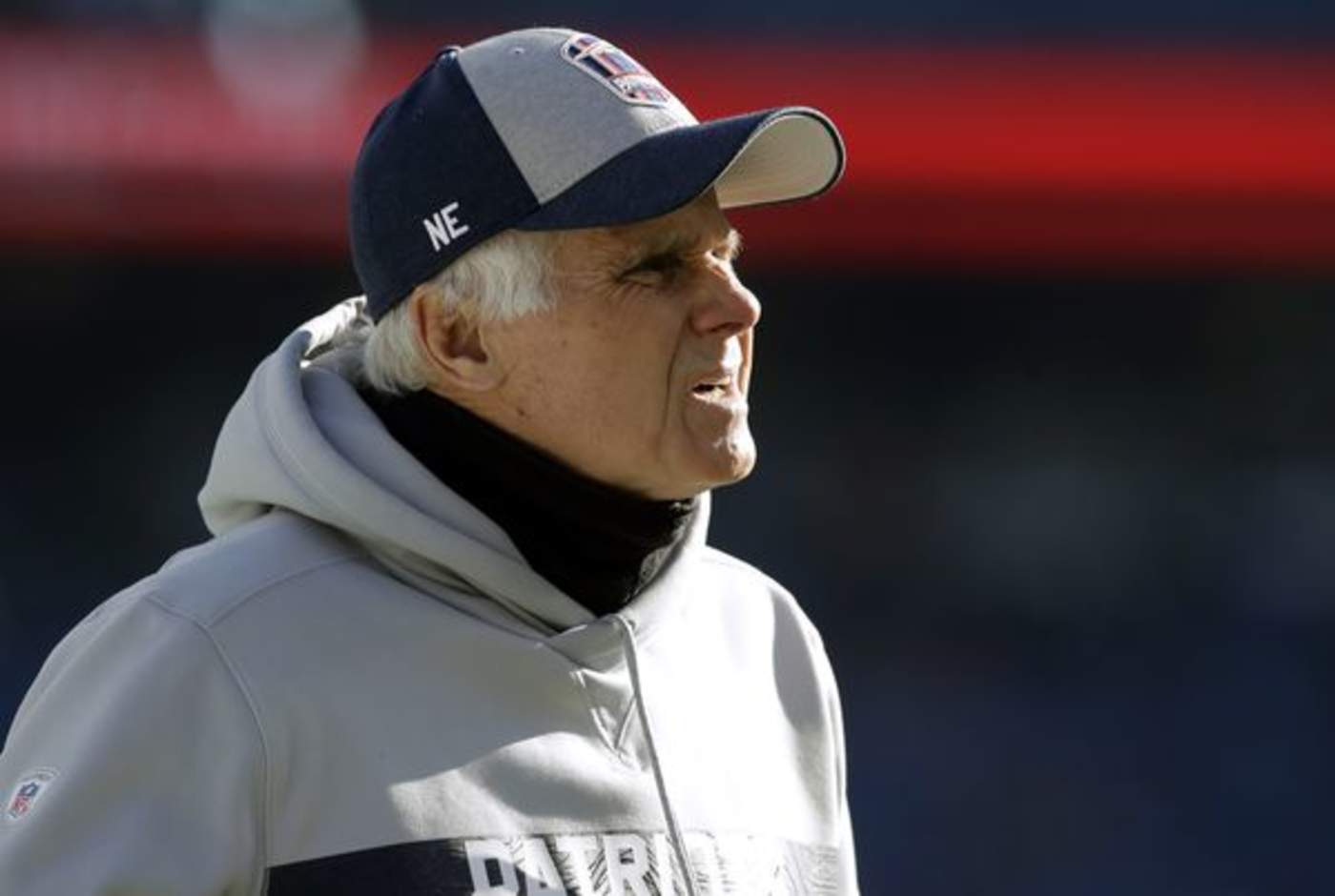 Dante Scarnecchia, coach de la línea ofensiva de los Patriots, que no han permitido capturas a Brady en esta postemporada. (AP)