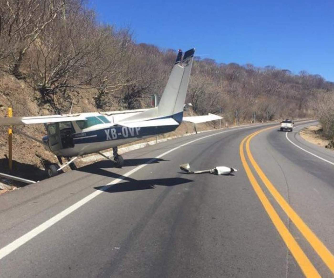 El aterrizaje de la avioneta ocasionó que interfiriera en un solo carril de la carretera federal y se está en espera de una grúa para retirar la aeronave. (ARCHIVO)